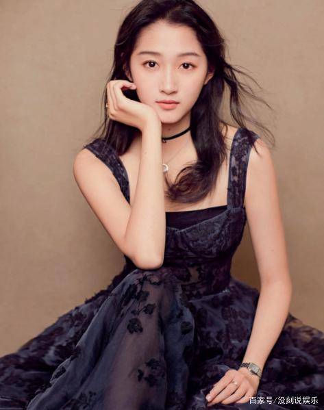 虽然说关晓彤有如今的成就离不开家世背景,但是同样也离不开她背后的