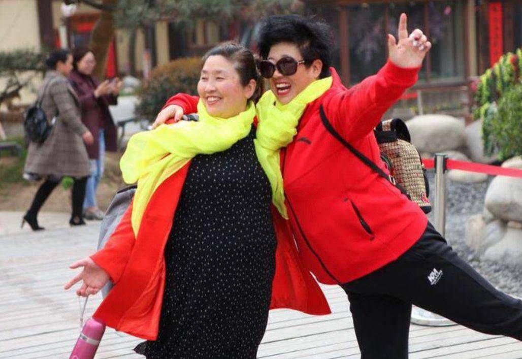 原创中国大妈的出游穿搭三件套曾经有多土气现在就能有多高级