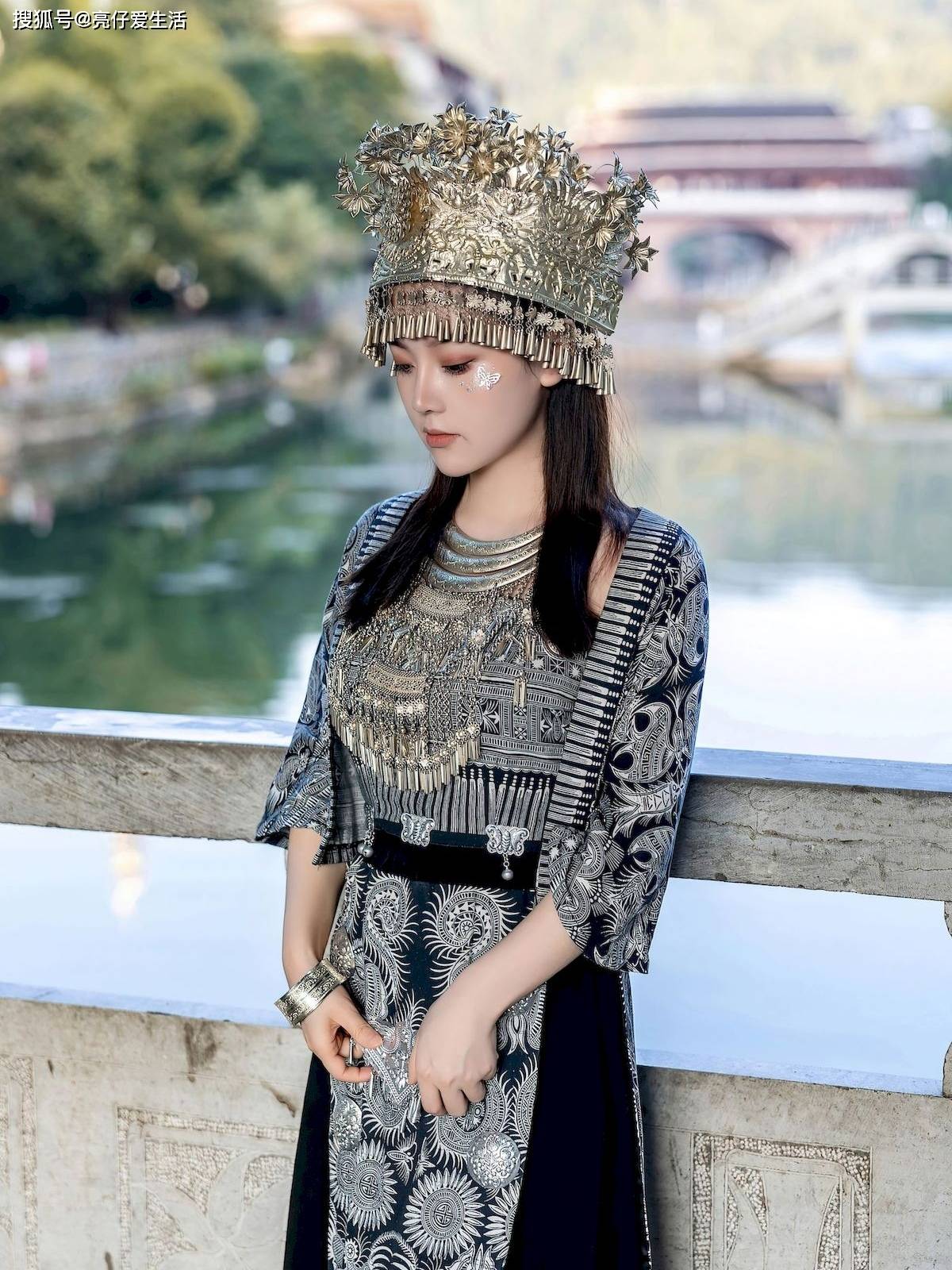 湖畔银影:古典与时尚的完美融合_银色_女孩_长裙