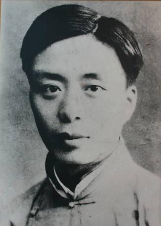 "张月琴被艾青诗人的任性吓得不轻,赶紧安慰他说,自己不走了.