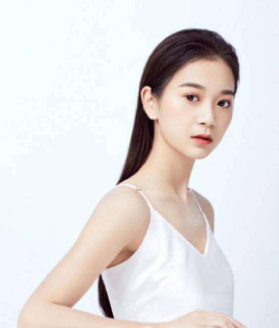 她是小学未毕业的"董事长",23岁拥有78亿身家,人生履历全靠编_张曼如