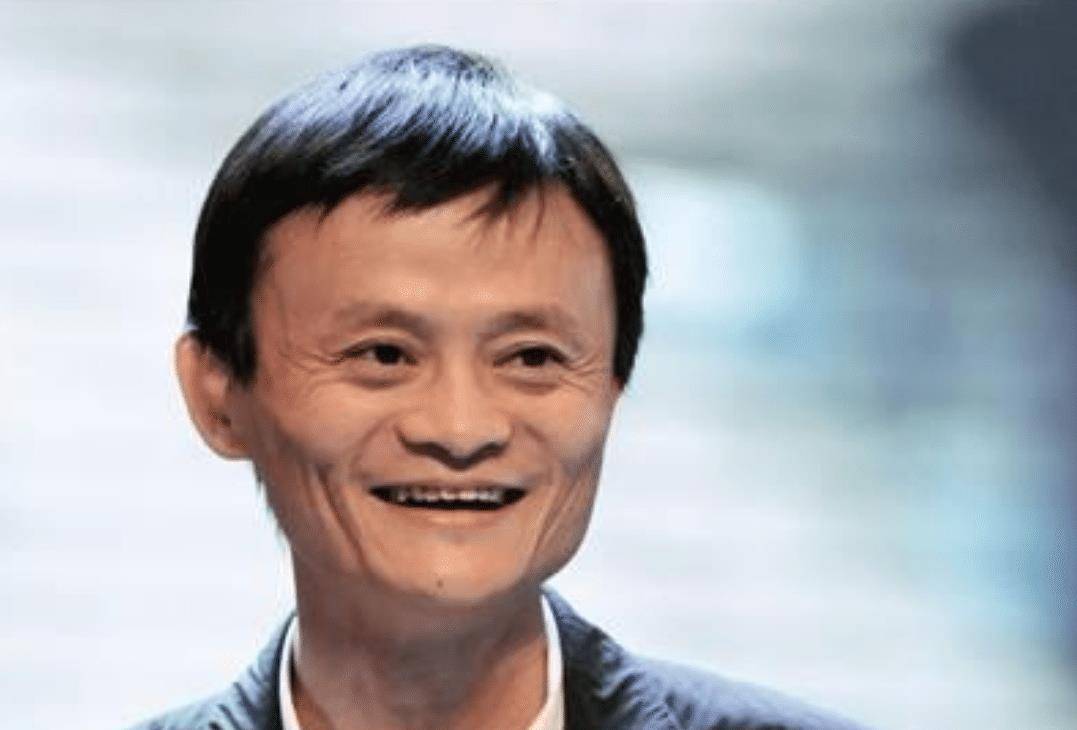四川一农民撞脸马云被经纪公司看上走红如今却在山里挖蘑菇