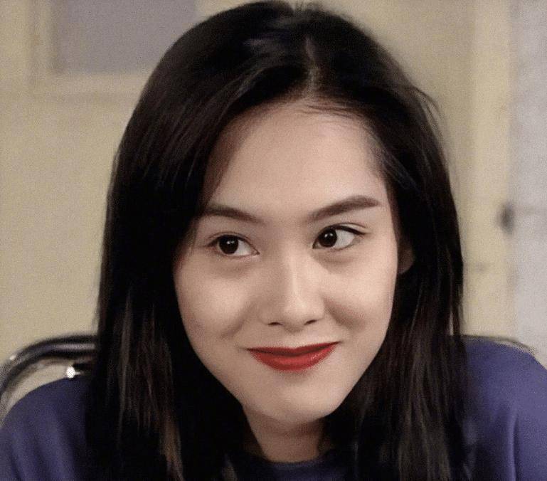 原创朱茵现身校园拍戏学生忘开美颜随手一拍49岁颜值我没眼花吧