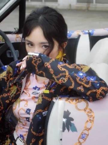 原创杨幂三叶草新图姿势糟糕被嘲脸垮网友吐槽神似精神小妹