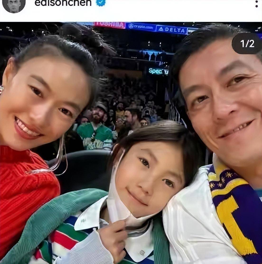 根据网上的一些说法,陈冠希是混血,拥有葡萄牙的血统,外国人不禁老