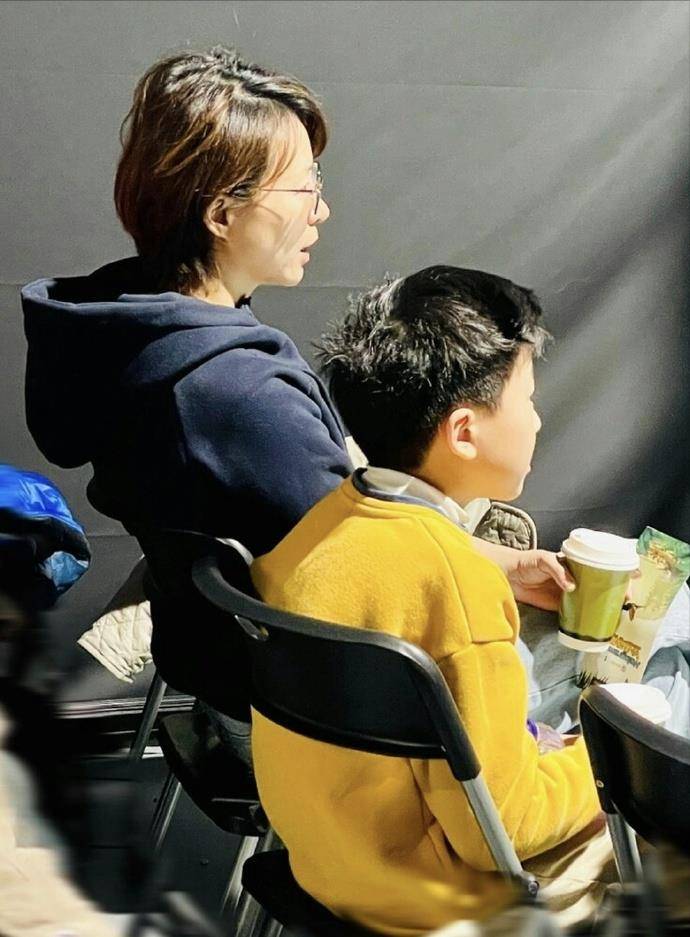 穿卫衣戴眼镜纯素颜,儿子侧脸帅气像妈妈_董晨_春雷_上海