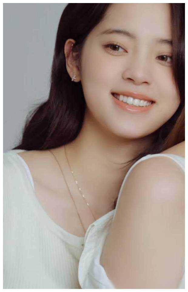 欧阳娜娜家庭合影清纯迷人白色针织衫完美搭配称为亮点