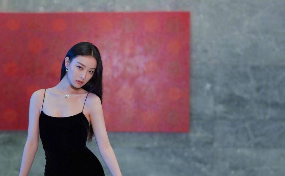 倪妮短发现身打扮火辣,抹身材外穿好时尚,在硬照上从来没输过