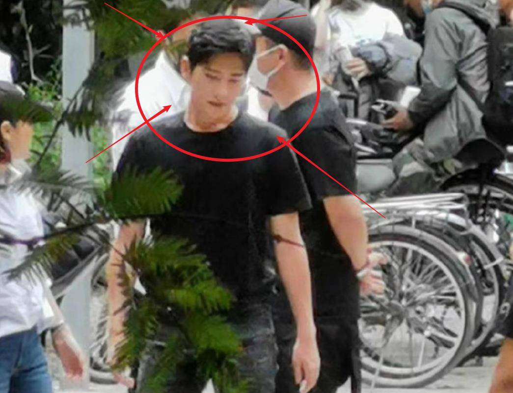 原创杨洋现身高校拍戏无美颜生图被传看清状态明白了什么是演员脸