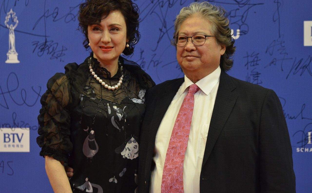 原创74岁洪金宝坐轮椅现身惹争议拿500港币施舍乞丐细节彰显爱心