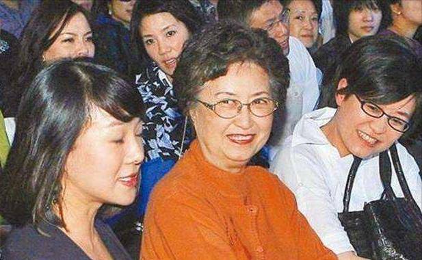 张正芬出生于1931年,毕业于上海戏剧学校,之后慢慢成长为国宝级的戏剧