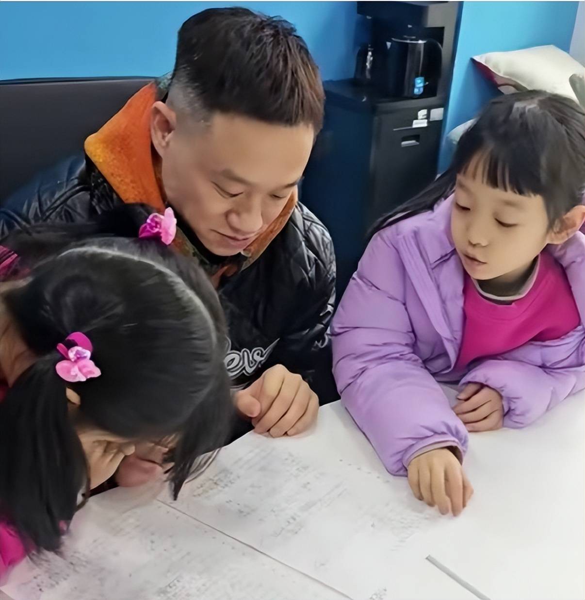 体操奥运冠军杨威双胞胎女儿在家上学引热议,有网友质疑也有支持_孩子