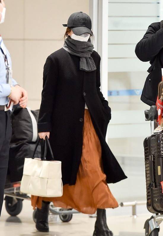 在机场中的宋慧乔穿搭,也是保持她一贯的简约素雅风.