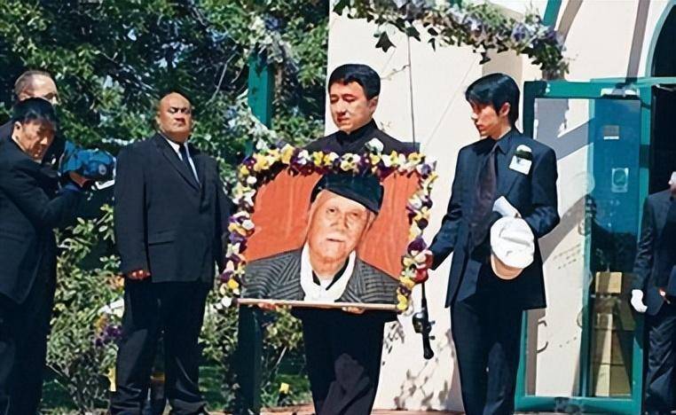 2013年,成龙回安徽和亲哥相认,对方生活拮据,他却没有帮助哥哥_房道龙