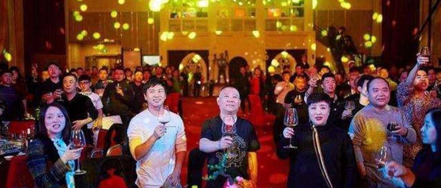 曹云金有胆大闹生日宴,却在见到李鹤东时秒怂,他究竟是什么来头