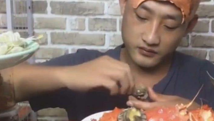 原创小伙试吃120元1只的老虎蟹掰开觉得物有所值吃了几口无奈了