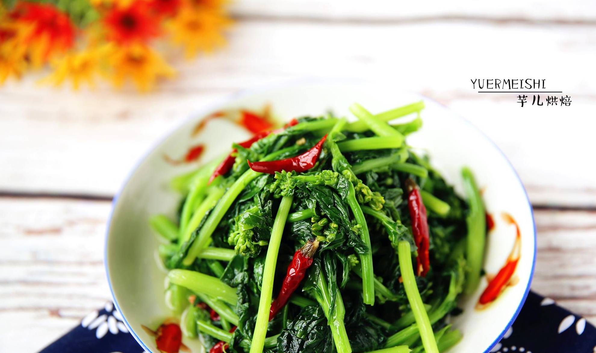 【炝炒剑南菜】材料:油菜苔一把,干红椒4个.制作方法:1.材料准备.2.