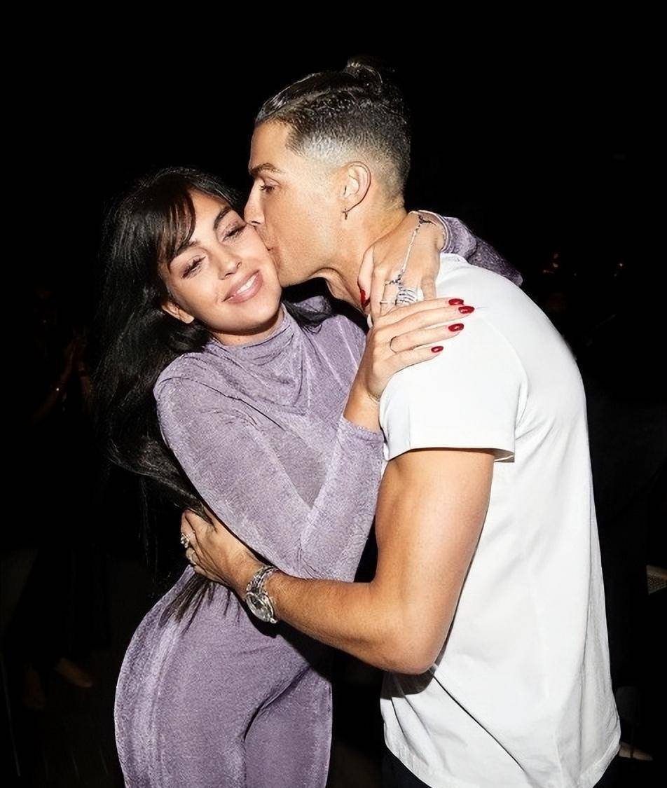 原创30岁乔治娜美貌消失脸越整越像c罗了穿7号红裙堪比超模