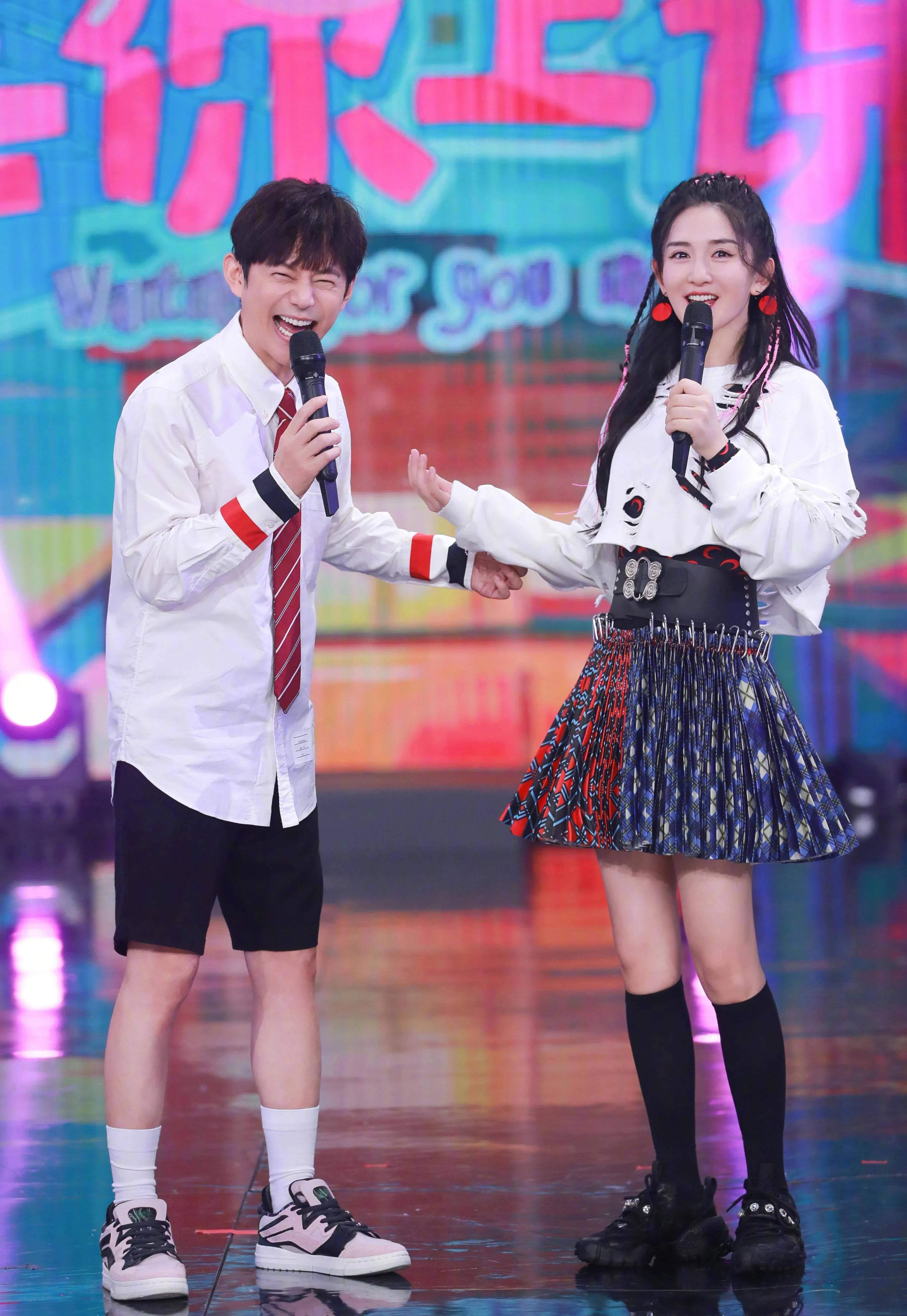 原创当谢娜穿上时尚袜时张杰说老婆你就是我想要的那一个女孩