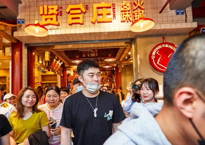或许是出于对"卤味火锅"的好奇,又或许是出于对陈赫等公众人物的好感.