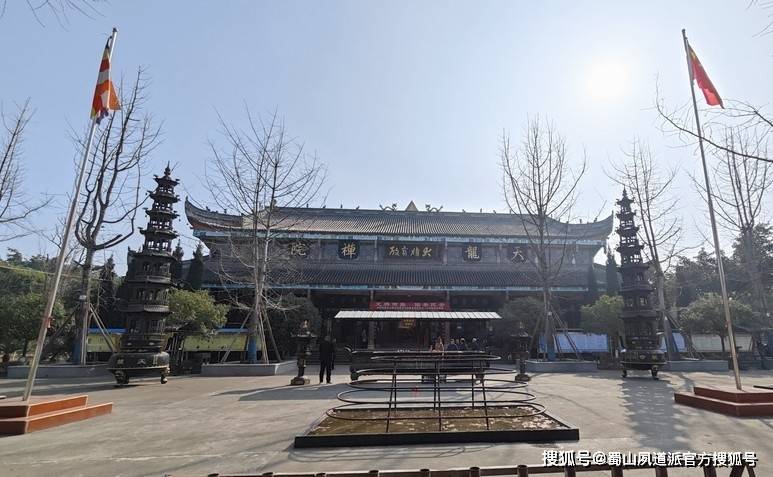 "龙腾雨露,国泰民安"为主题的传统祈福活动在德阳天龙寺大雄宝殿举办