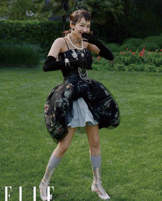 原创宋茜宫廷大片曝光穿小黑裙搭礼帽美若赫本涂红唇似时尚俏女郎