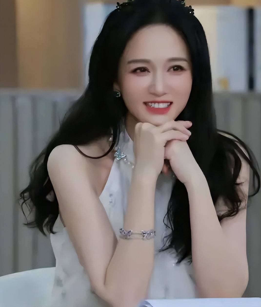 陈乔恩捐赠20吨狗粮,比嘴上说说的明星强多了,人美心善啊!