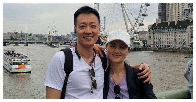 原创辛柏青一家三口澳洲游朱媛媛气质出众女儿高挑美丽