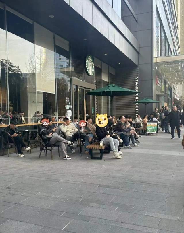 成都天府二街伤人男子现场照曝光!围观的成都群众亮了!