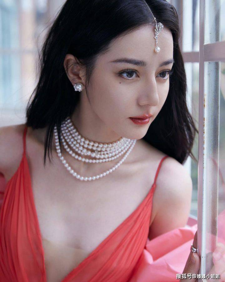迪丽热巴写真惊艳亮相火辣身材与绝美颜值令人窒息