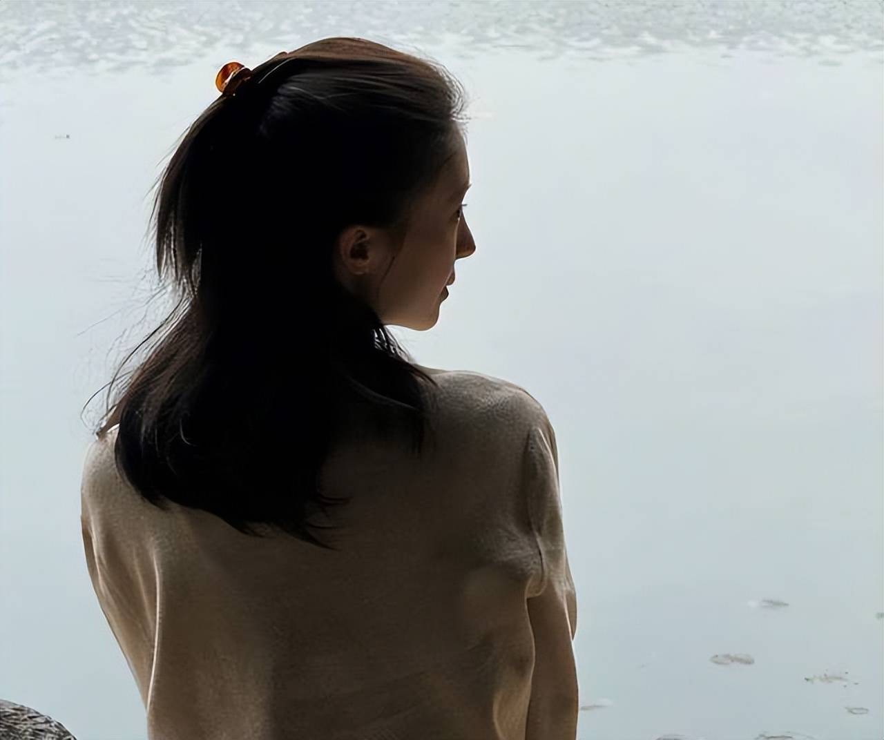 还晒出了自己的照片,照片中金晨临湖而坐,背影和氛围感都略显孤单落寞