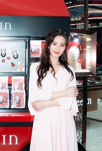 原创刘诗诗无精修图曝光粉色长裙优雅从容路人视角下被喊刘亦菲