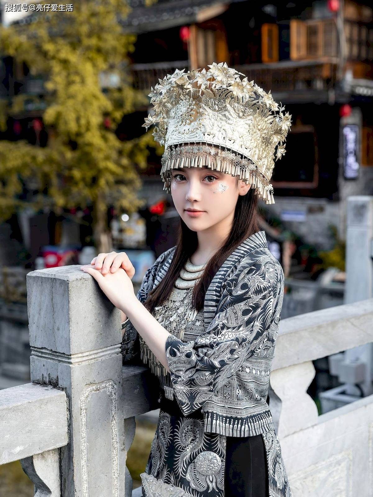 湖畔银影:古典与时尚的完美融合_银色_女孩_长裙