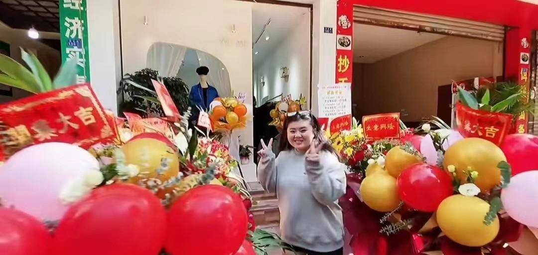 四川女孩不顾父母反对嫁小三岁外国男友,生下混血女儿,如今怎样_杨鑫