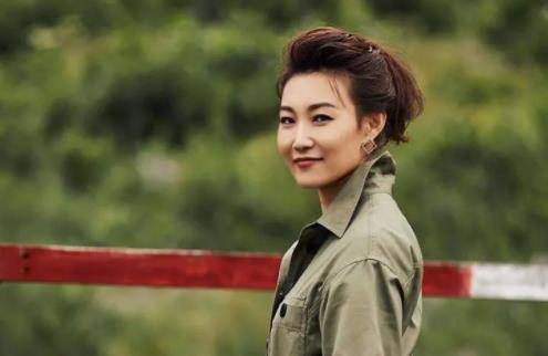 读错一个字扣200?电视主持人李梓萌太不容易了