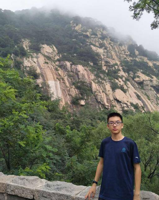 据说父亲和爷爷均为清华毕业,母亲又是博士,杨晨煜从幼儿园到高中都是