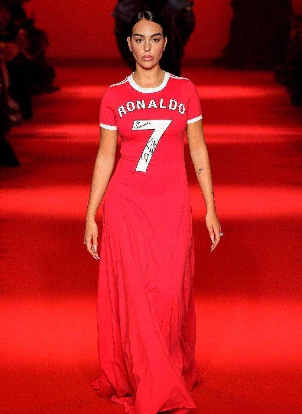 球衣变长裙乔治娜为时尚品牌走秀,身穿c罗球衣款式连衣裙