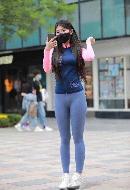 原创为什么劝普通人春季少穿鲨鱼裤看到这些素人街拍你就懂了