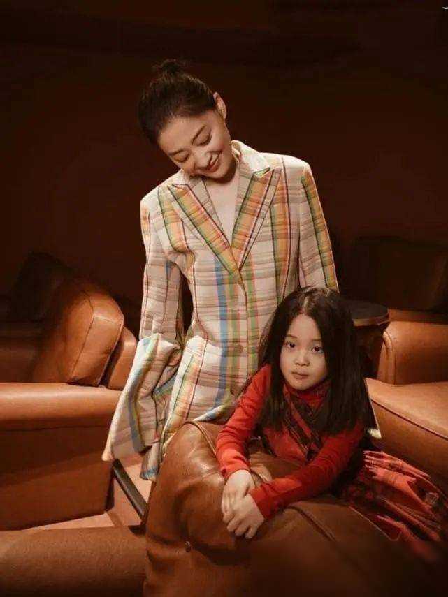 48岁梅婷携女儿出游,意外撞脸倪萍,女儿高级脸引人关注_黑色_气质