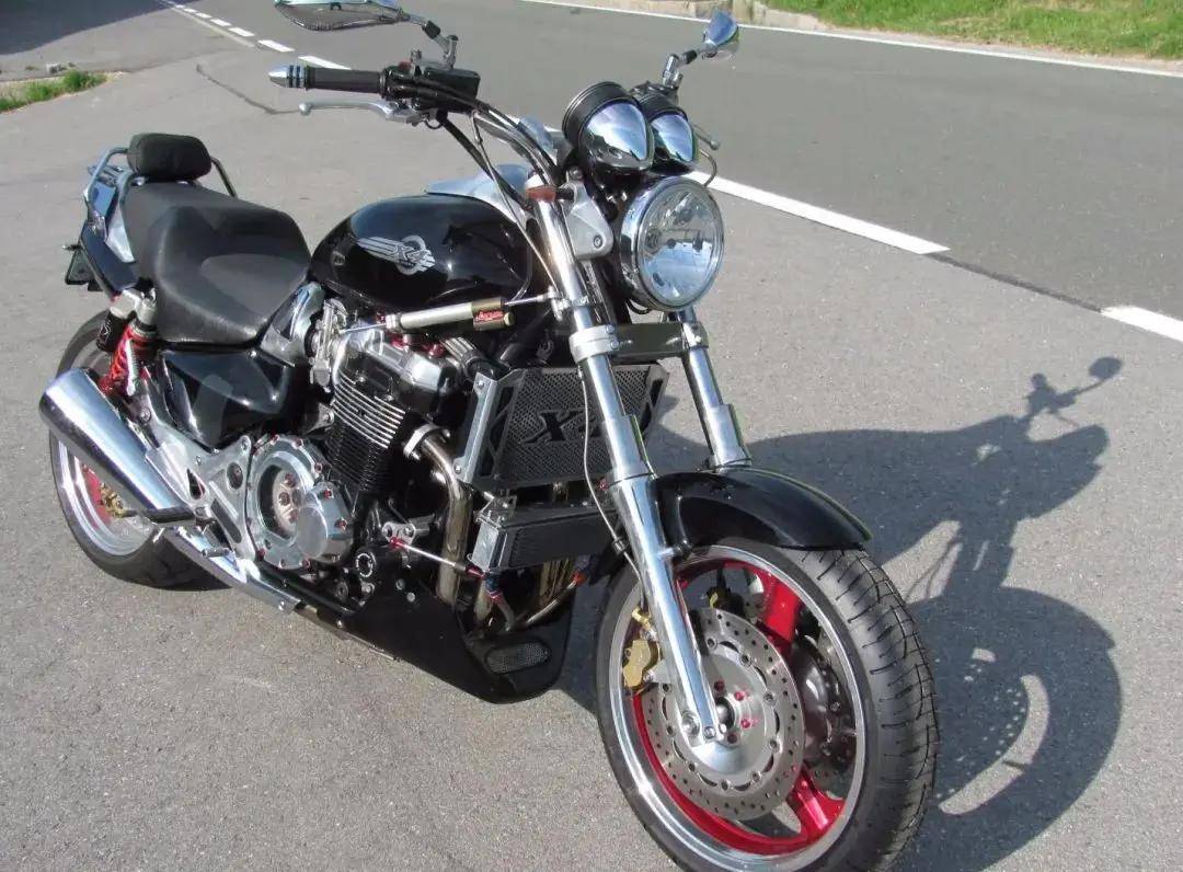 在观望已久之后,1995年本田在第31届东京车展上,首次展示了x4概念车.