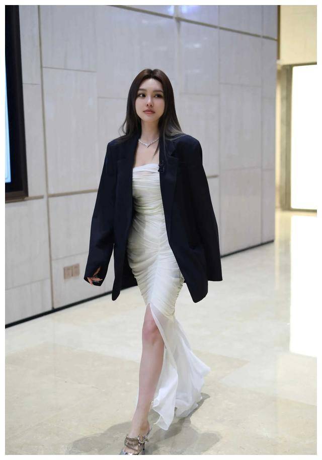 周扬青现身浪姐5录制,挥洒自信魅力,傲人好身材尽显.