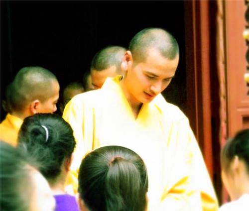 释明心在永嘉县妙智寺于2009年出家,不久后去了北京法源寺就读中国