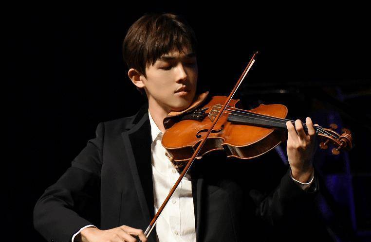 李柄熹发文回应争议,底下评论区却都在指责,自诩正义