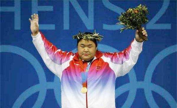 唐功红冒死举重182.5公斤,悉尼奥运会为国夺冠,如今怎么样了?