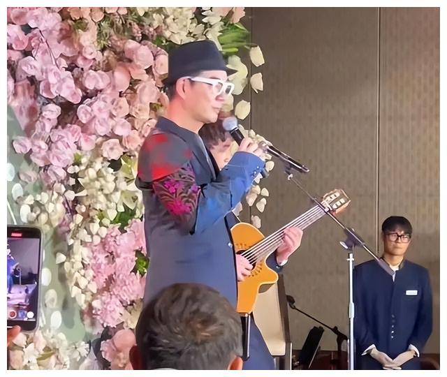55岁黄品源北京迎娶小24岁洋妻!任贤齐献唱助兴,新娘美艳动人!