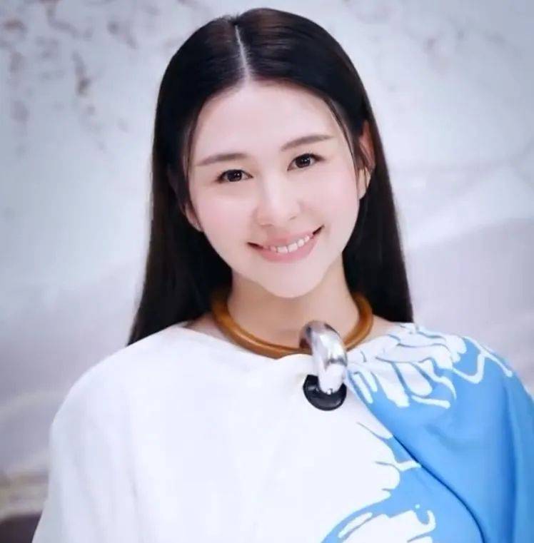 "最美星二代"沈月近照曝光,长胖不少变成熟,侧脸越来越像邱淑贞_成长