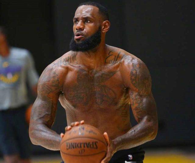 nba球员詹姆斯与五位同行之间的肌肉对决