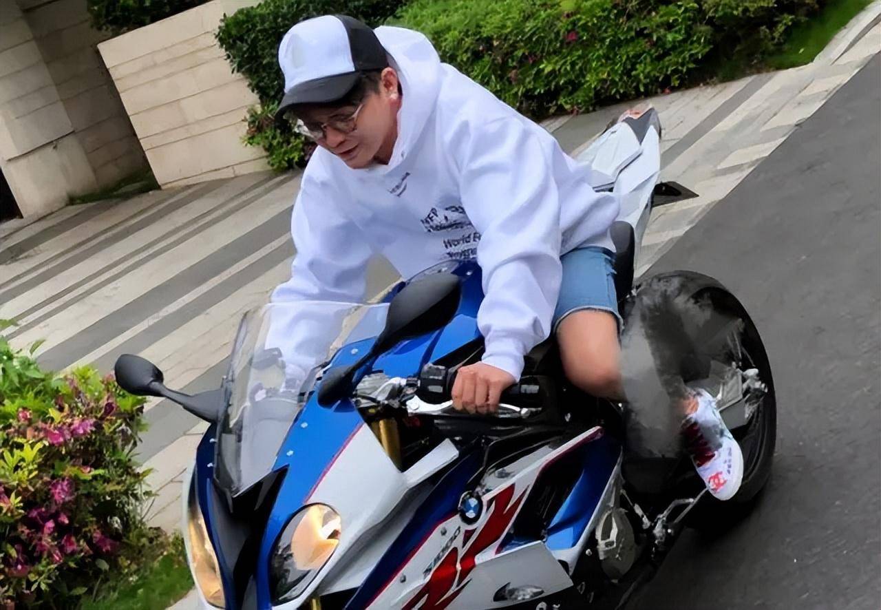 于是他也沉浸在自己的世界中,过着奢靡的生活,在他的豪宅里面,有各种