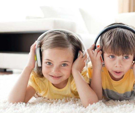 一,经常听音乐的孩子,思维能力会非常的好,而且孩子的想象力和创造