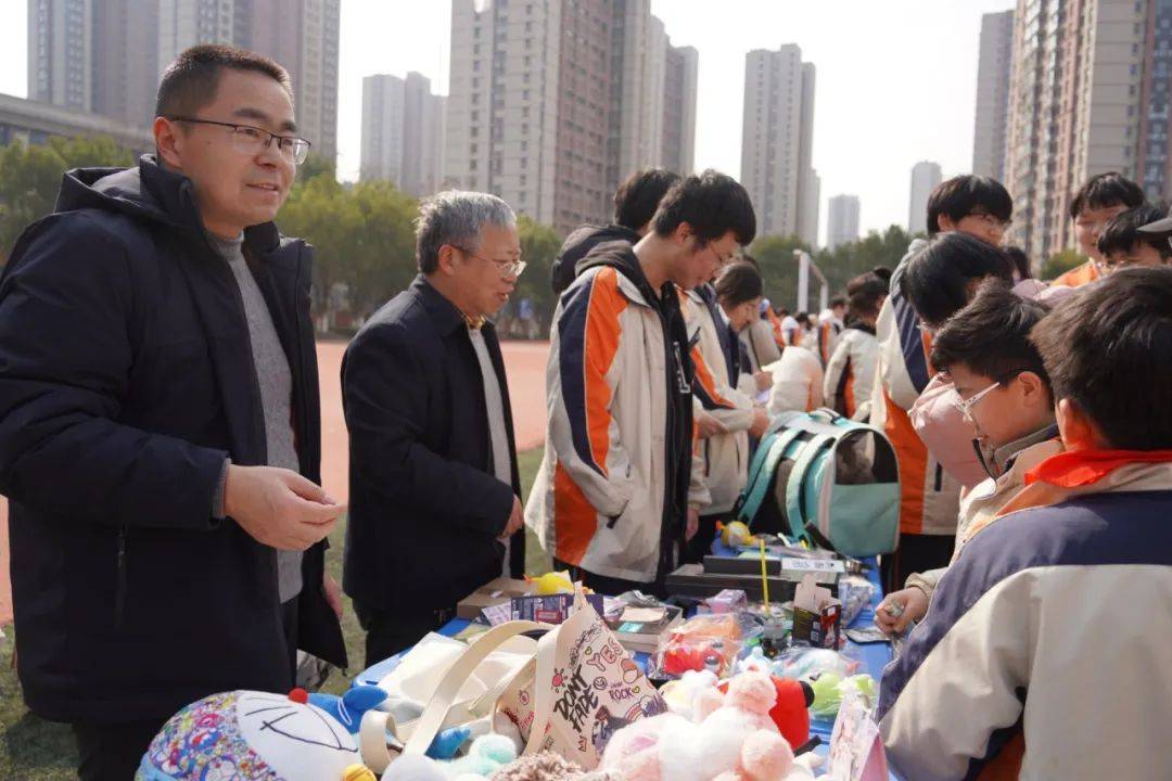 现场报道传递爱心爱伴成长南京河西外国语学校第十二届爱心月义卖活动
